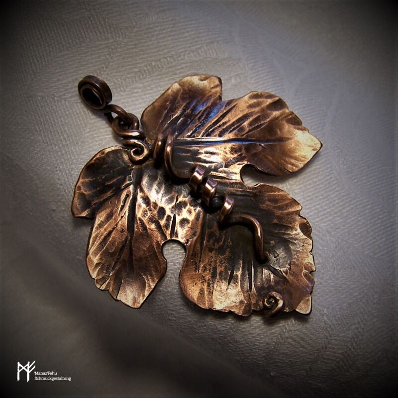 Kleiner Schmuckanhänger Weinblatt  